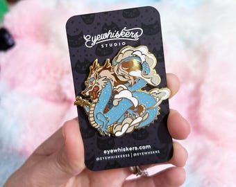 Spilla smaltata con drago glitterato blu: arte fantasy del mito orientale