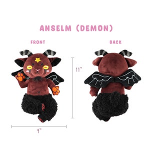 Puede incluir: Peluche Anselm (Demonio), un demonio rojo y negro con cuernos, alas y una cola esponjosa. El peluche mide 28 cm de alto y 23 cm de ancho.