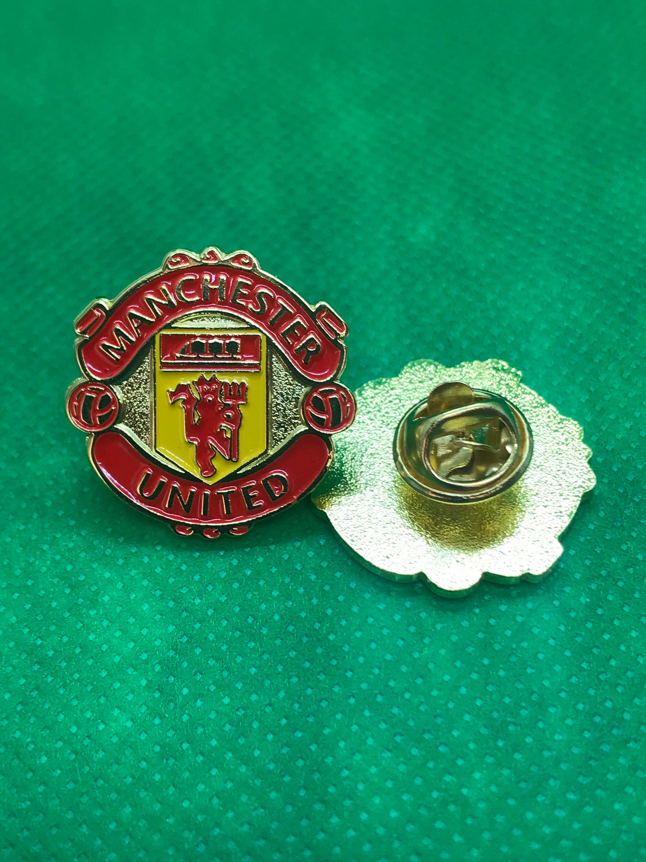 Manchester united hotsell crest 2019