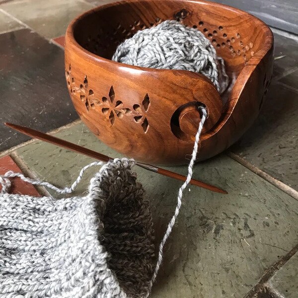 Sheesham Wood yarn bowl 6x4 - Perfect Wooden Yarn Holder for Knitting & Crocheting