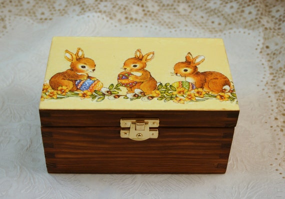 Scatola In Legno Di Pino Pasquale - 30x20x12cm, Con Coniglietti E Uovo, Decorativa, Color Naturale