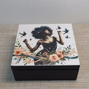 Fille noire avec des roses, boîte à bijoux beauté femme noire, boîte pour cartes de mariage en bois, boîte de rangement pour bijoux, cadeau d'anniversaire pour elle