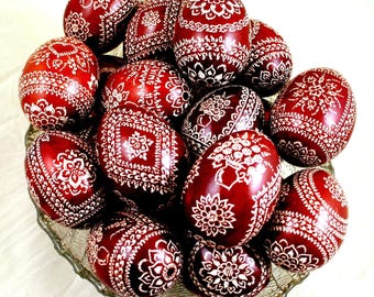Ostereier, echte Hühnereier, polnische traditionelle Pysanka, Kroszonka, polnische Volkstradition, natürlich gefärbte Eier, Eierkunst, Heimdekoration