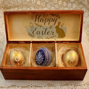 Drie Pysanky met houten kist, paaseieren op echte kippeneieren, doos met Poolse pysanky, leuk cadeau-idee