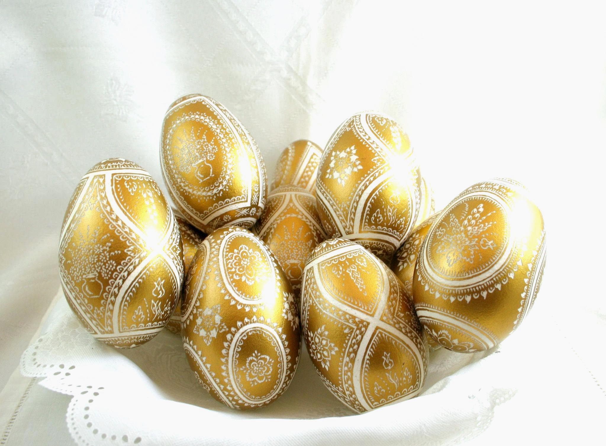 Gekleurde paaseieren - 12x stuks - glitter - incl paasgras - decoratie