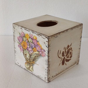 Shabby Chic Taschentücherbox in Freesien, quadratische Abdeckung für Taschentuchbox, Badezimmer Dekor, Cottage Chic Taschentücherbox, Taschentuchbehälter, weißer Taschentuchhalter