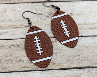 Pendientes de fútbol de piel sintética / Pendientes colgantes ligeros para el día del partido / Joyería para aficionados al deporte / Regalo para mamás aficionadas al fútbol / Accesorio hecho a mano