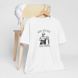 Camiseta de alto voltaje y bajo drama / Divertida camiseta gráfica de liniero / Regalo de electricista / Camiseta vintage unisex / Camiseta humorística de cuello azul