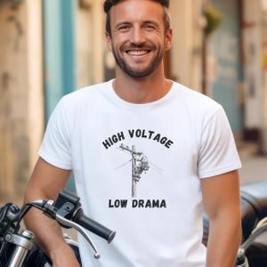 Camiseta de alto voltaje y bajo drama / Divertida camiseta gráfica de liniero / Regalo de electricista / Camiseta vintage unisex / Camiseta humorística de cuello azul