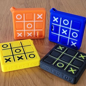 Tic Tac Toe Keychain: Portable Travel Game