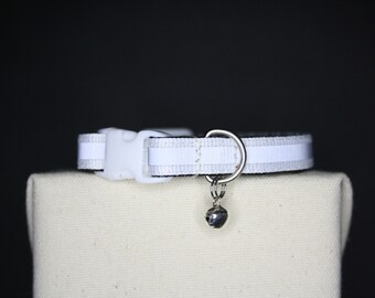 KATZE HALSBAND | Kätzchen Kragen | Handgefertigtes Katzenhalsband | Reflektierender Kragen | Halsband mit Glocke | Reflektierend | Im Dunkeln leuchten | Weiß Reflektierend