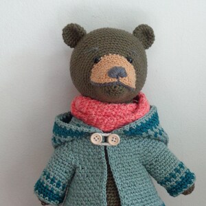 Orso bruno in un cappotto, giocattolo fatto a mano, bambola all&#39;uncinetto, softie, cotone, amigurumi