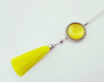 Collier de gland jaune avec verre et hématite. Couleur mode.