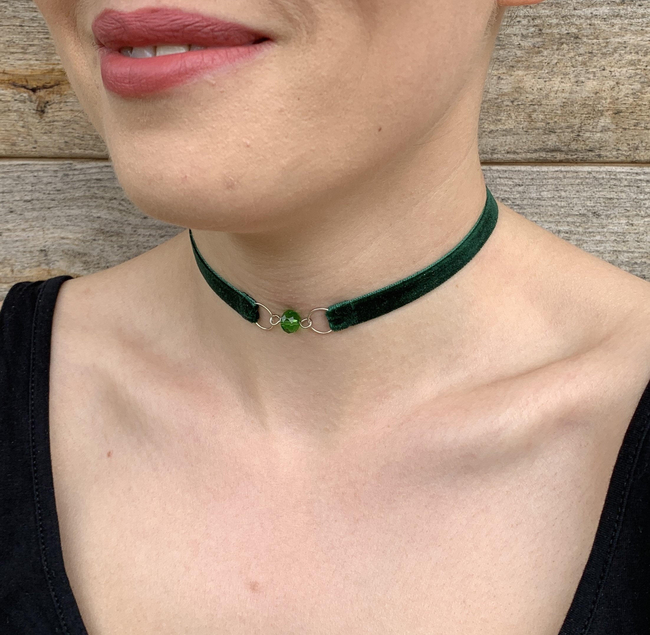 Green velvet on sale choker necklace