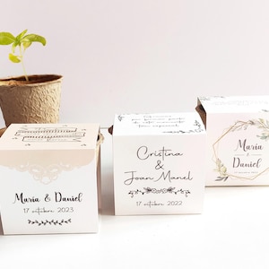 Puede incluir: Tres pequeñas cajas cuadradas con fondo blanco y texto negro. Las cajas están decoradas con diseños florales y tienen los nombres de las parejas y sus fechas de boda. El texto en las cajas dice: "María & Daniel, 17 octubre 2023", "Cristina & Joan Manel, 17 octubre 2022" y "María & Daniel, 17 octubre 2023".