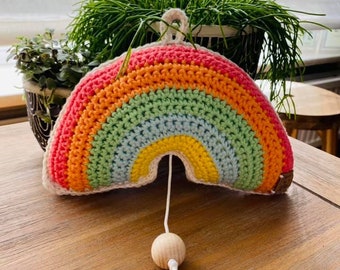 Caja de música arco iris primer juguete bebé recién nacido regalo crochet Waldorf / Montesorri juguetes/ Bebé arco iris/