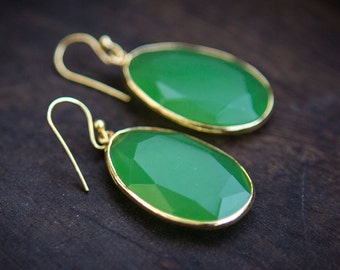 Green chalcedony oval gold-plated earrings
