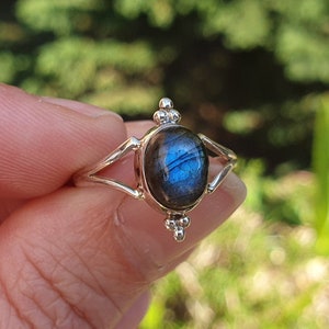 Oval LABRADORITE ring mounted on solid 925 silver. For women