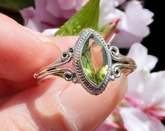 Bague Peridot taillé en marquise sur argent massif