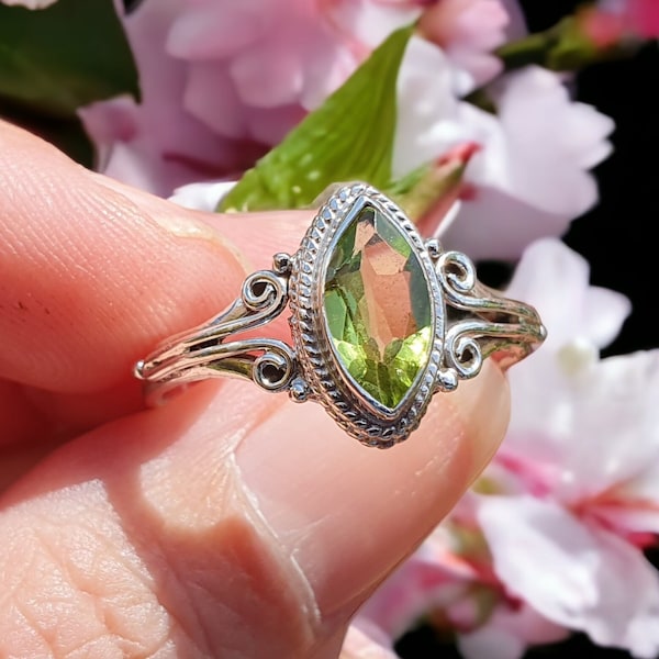 Bague Peridot taillé en marquise sur argent massif