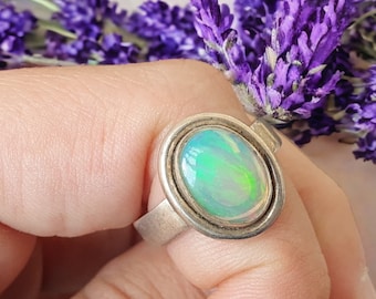 Ovaler ÄTHIOPISCHER OPAL-Ring auf SILBER