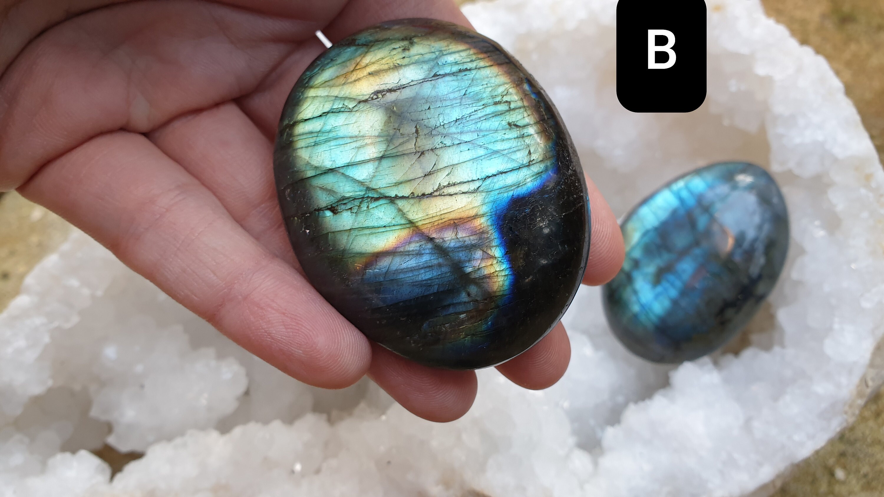 Magnifique Galet Labradorite de Madagascar .