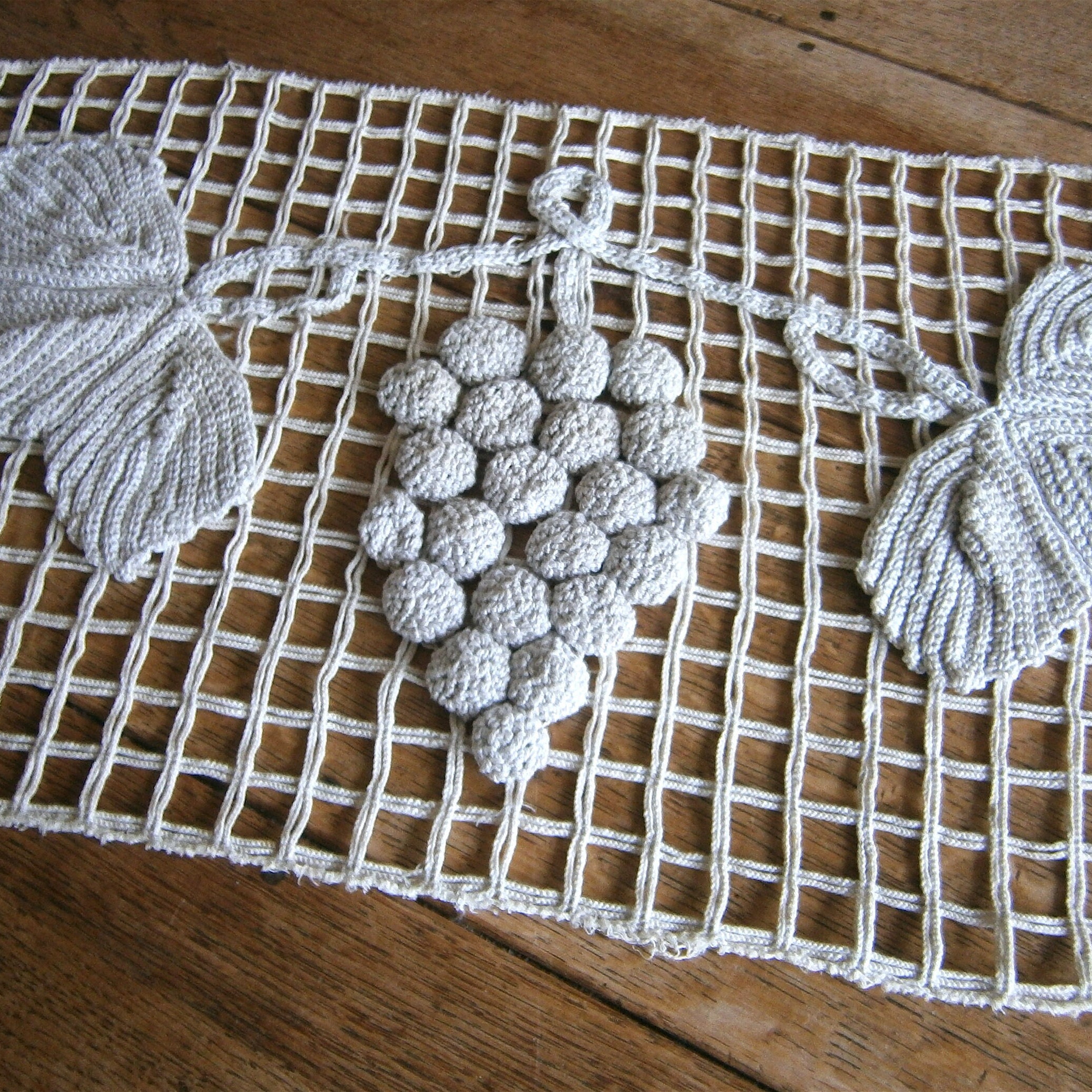 その他 1920s French Crocheted Grape Decoration 1920s French Crocheted Grape Decoration