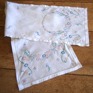 Vintage 1930s Hand Embroidered White cotton Table Runner Flower Embroidery 30s Runner