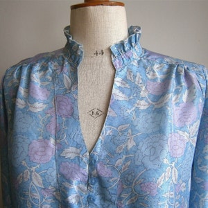 Vintage 1970s 80s Silk Blouse Top Blue Floral Silk Blouse Ruffle Collar