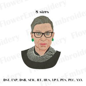 Pode incluir: Um desenho de bordado de Ruth Bader Ginsburg, juíza da Suprema Corte, vestindo uma túnica preta e um colar de renda branca. Ela tem cabelo curto grisalho, óculos e brincos verdes. O desenho está disponível em 8 tamanhos e inclui o texto "DST, EXP, DSB, SEW, JEF, HUS, VP3, PES, PEC, XXX".