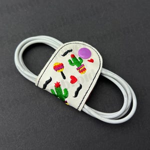ITH ケーブルオーガナイザー Otomi ミシン刺繍デザイン ITH コードキーパー ITH イヤホンヘッドホンホルダー コードホルダー Love Mexican 刺繍