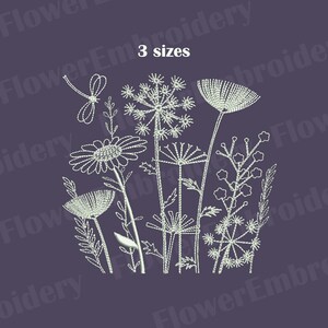 Könnte beinhalten: Weißes Stickmuster eines Wildblumenstraußes, darunter Gänseblümchen, Wiesen-Bärenklau und andere zarte Blüten. Das Design enthält eine Libelle und den Text "3 Größen".