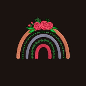 Puede incluir: Diseño de arcoíris bordado con tres arcos en tonos naranja, gris y rosa. El arcoíris está coronado con un grupo de flores rojas y hojas verdes.