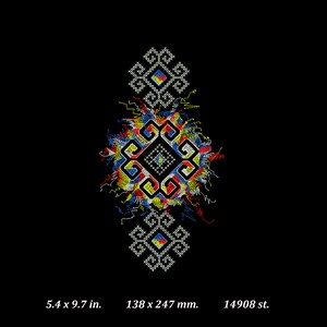 以下が含まれることがあります： 赤、黄、青、白の色合いの幾何学模様が施されたカラフルなクロスステッチのデザイン。デザインは黒い背景で囲まれています。