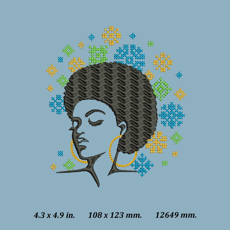Puede incluir: Dise&ntilde;o bordado de una mujer con un peinado afro y grandes pendientes de aro. El fondo es de color azul claro con un patr&oacute;n de formas geom&eacute;tricas de colores.