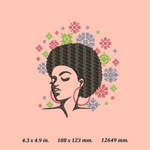Puede incluir: Dise&ntilde;o bordado de una mujer con un peinado afro y grandes pendientes de aro. El fondo es de color rosa con un c&iacute;rculo de dise&ntilde;os de punto de cruz coloridos.