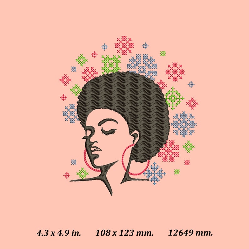 Puede incluir: Dise&ntilde;o bordado de una mujer con un peinado afro y grandes pendientes de aro. El fondo es de color rosa con un c&iacute;rculo de dise&ntilde;os de punto de cruz coloridos.