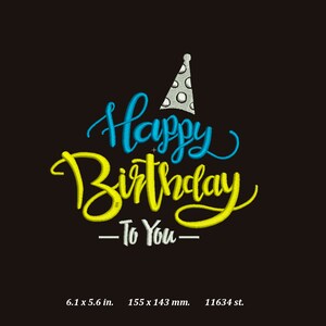 Könnte beinhalten: Ein gesticktes Design auf schwarzem Hintergrund, das "Happy Birthday -To You-" in Gelb und Blau mit einer weißen Partymütze mit blauen Punkten auf der Oberseite sagt.