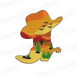 Può includere: Design ricamato di uno stivale e un cappello da cowboy, con un paesaggio desertico con cactus, erba e uccelli. Il design utilizza sfumature di giallo, arancione e verde, con uno sperone sullo stivale.