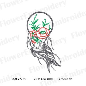 Könnte beinhalten: Ein schwarz-weißer Traumfänger mit roten und grünen floralen Akzenten. Der Traumfänger hat einen runden Reifen mit herabhängenden Federn. Der Reifen ist mit einem floralen Muster verziert, darunter eine große rote Blume und kleinere grüne Blätter. Der Traumfänger ist 7,1 cm x 12,7 cm groß.
