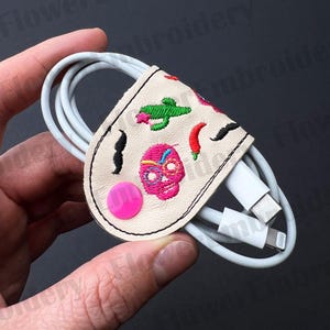 ITH ケーブルオーガナイザー Otomi ミシン刺繍デザイン ITH コードキーパー ITH イヤホンヘッドホンホルダー コードホルダー Love Mexican 刺繍