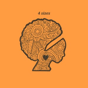 Può includere: Disegno di ricamo a linea bianca e nera di un viso femminile con un'ampia acconciatura afro. L'afro è riempito con intricati motivi floreali. Il design include il testo "4 dimensioni".