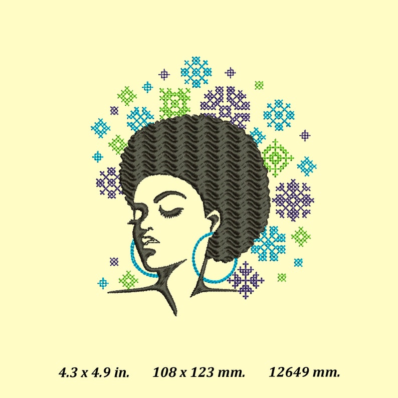Puede incluir: Un dibujo en blanco y negro de una mujer con un peinado afro. La mujer lleva grandes pendientes de aro. El fondo es de color amarillo claro con un patr&oacute;n de dise&ntilde;os de punto de cruz de colores.