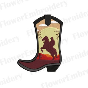 Può includere: Design ricamato di un cowboy a cavallo davanti a un tramonto, il tutto all'interno di uno stivale da cowboy marrone.