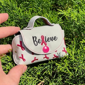 Mini-sac ITH à broder Sac pour clés Fermeture pour cartes Porte-mouchoirs Ruban de sensibilisation au cancer du sein Believe design Ruban de sensibilisation