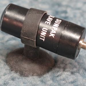 Puede incluir: Unidad esclava Sunpak negra con una banda de goma y una base de ventosa.