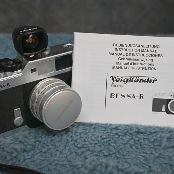 Voigtlander BESSA R2 + Super Wide-Heliar Aspherical 15mm/f4.5 with Manual Book