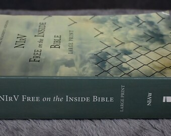 Biblia NIrV, gratis en el interior, letra grande, edición de bolsillo, por el personal de Zondervan