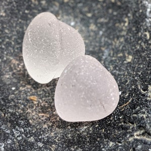 Duo de Clear Almost Round Sea Glass Buttons ou Stoppers? Bijoux, Arts/Artisanat/ pendentifs/bijoux. mini bouchons en verre de mer écossais vintage.