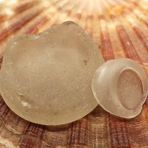 Un duo de bases de bouteilles en verre de mer partielles claires - Bijoux / Arts / Artisanat / Bijoux. bases vintage Scottish Clear Sea Glass Partial Bottle.